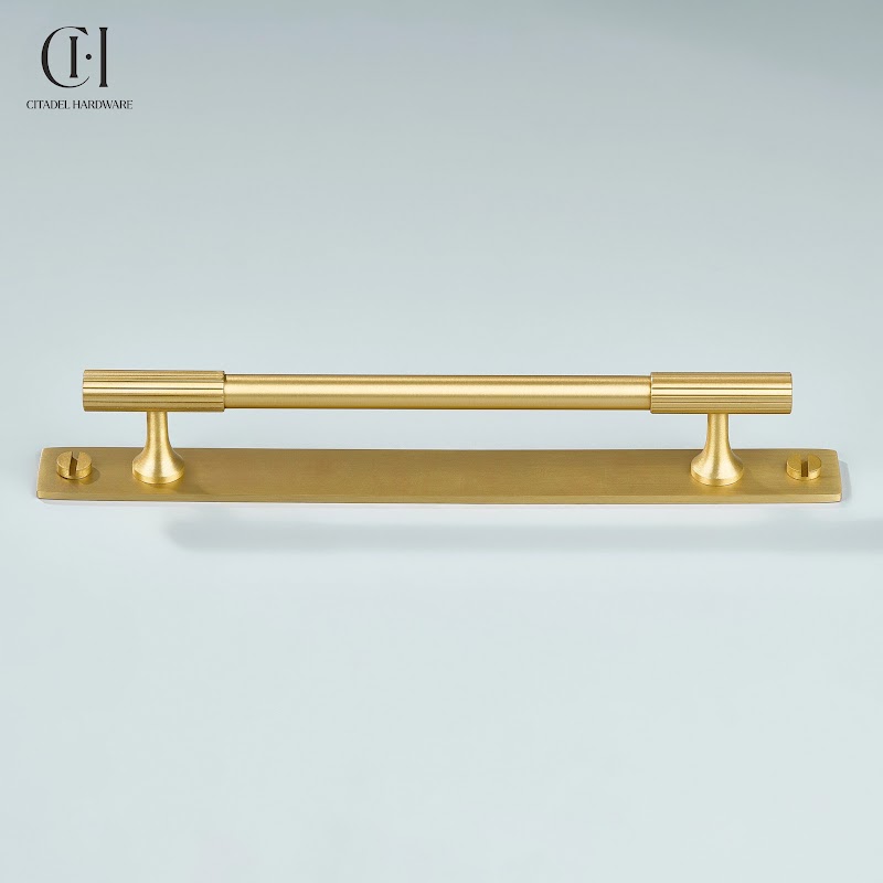 Qeld Linear Knurled Brass Cabinet Handle With Backplate – Gold - View 4